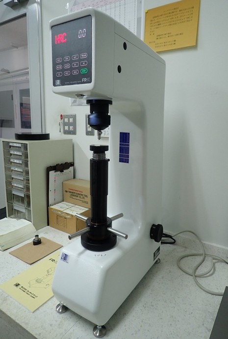 ロックウェル硬さ試験機【25-001695】